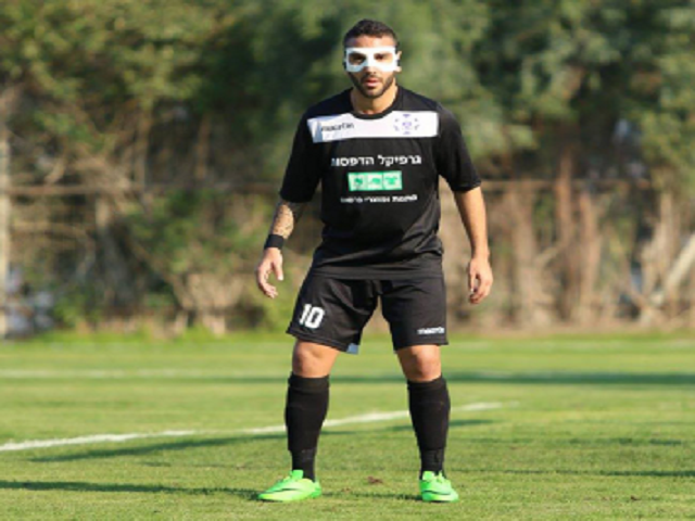 שחקן עם תשוקה אדירה למשחק. שלומי מראד עם משקפי מגן (ארנון לוי)